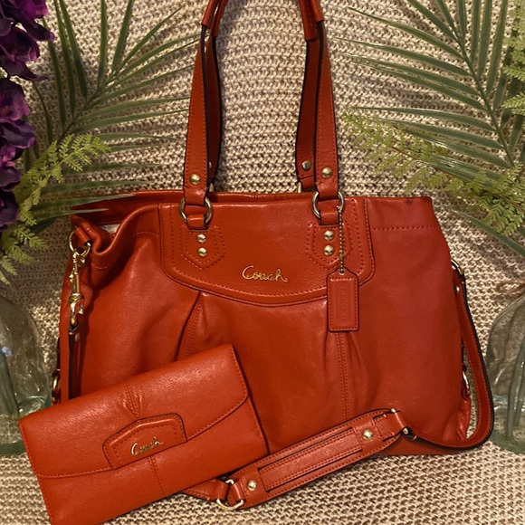 Gorgeous 2 pc matching coach bag and wallet set 😍😍😍 - Picture 3 of 17